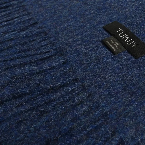 Close look at the blue baby alpaca blanket from Tukuy