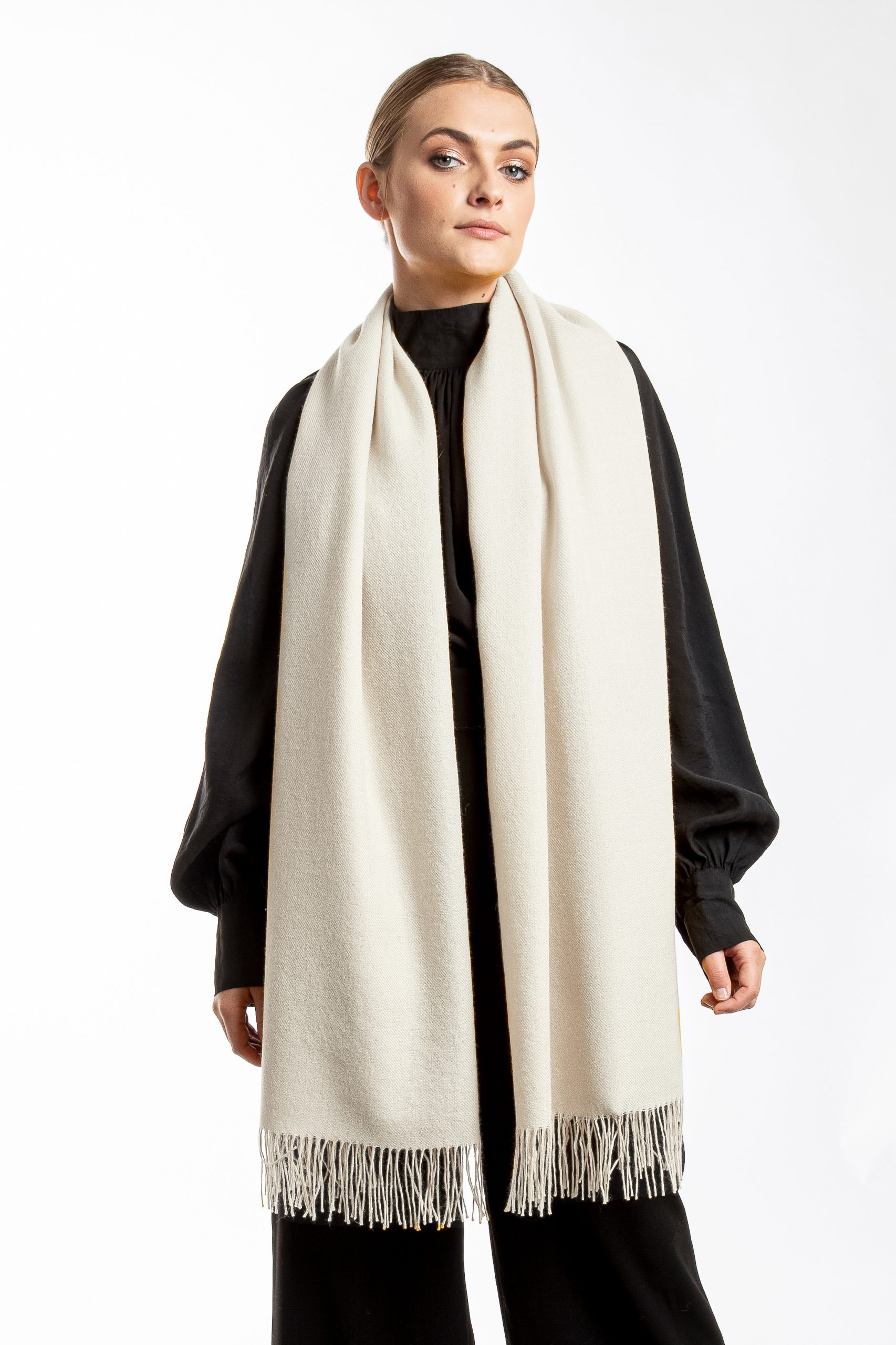 Llanpu - Chal de Alpaca en Blanco Puro: imagen 1