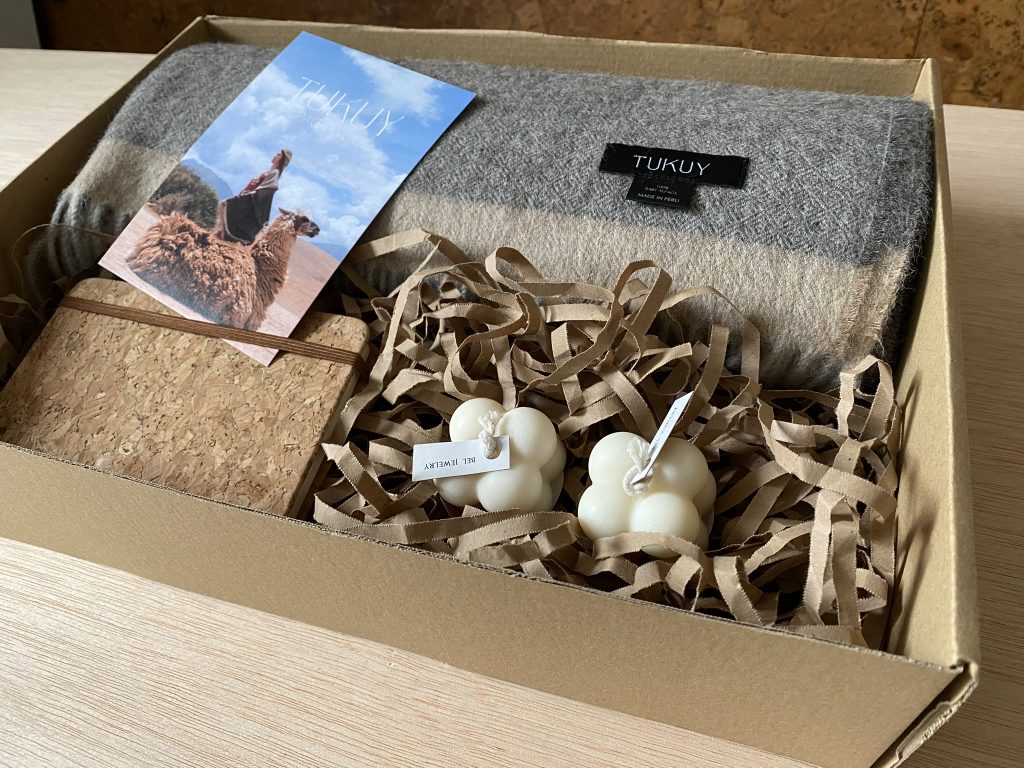 Caja Regalo Uqi - Manta con Vela y Libro de Notas