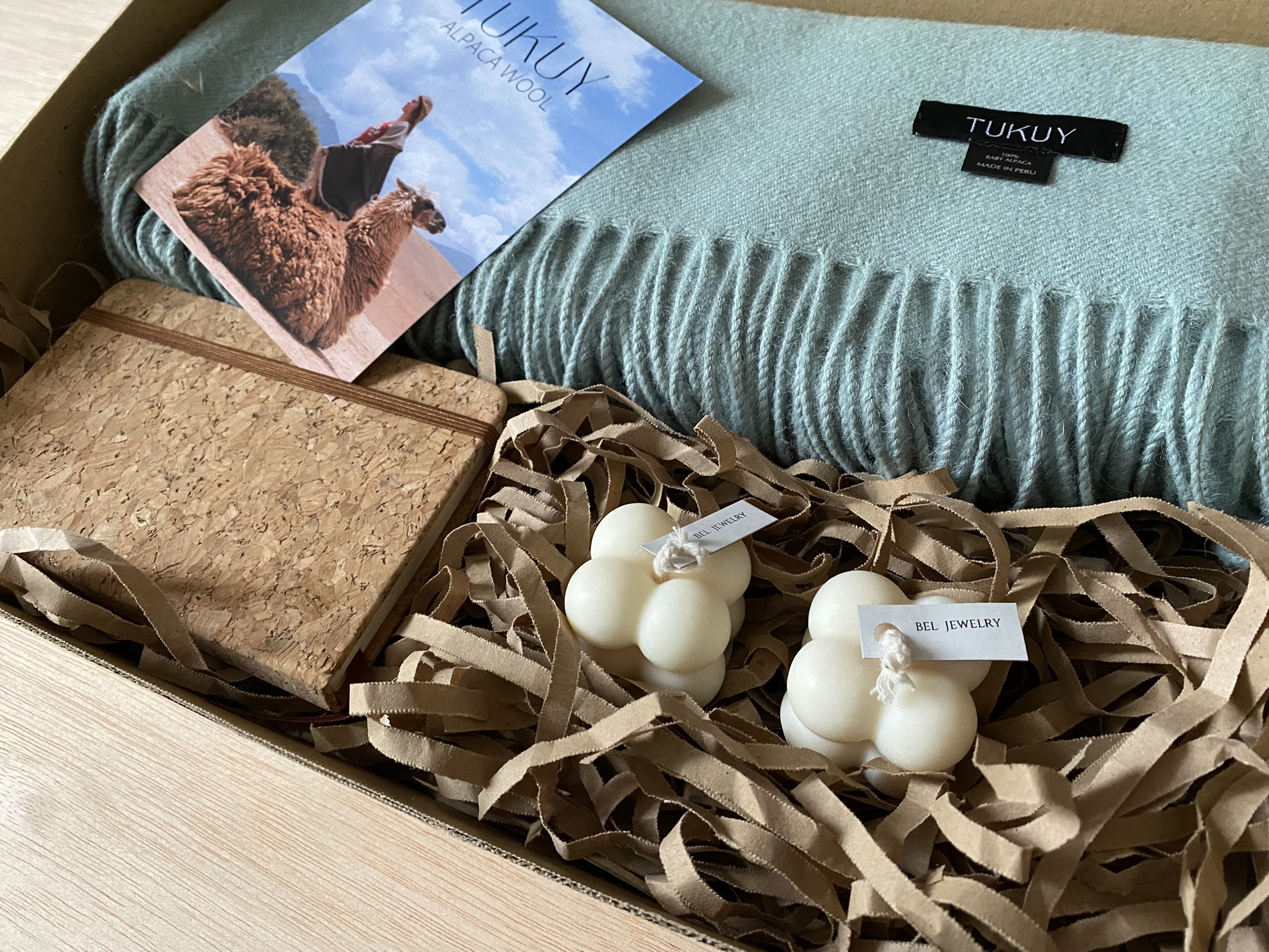 Caja de regalo Qiwa - Manta de lana de alpaca verde con vela y libreta: imagen 2