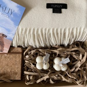 Caja de regalo Puyu - Manta alpaca blanca con vela y libro de notas: imagen 2