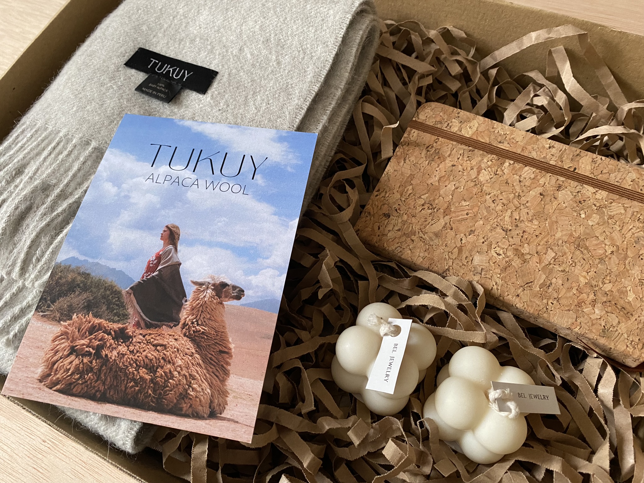 Ayllu Geschenkbox - Grauer Schal mit Kerze und Notizbuch – Bild 4