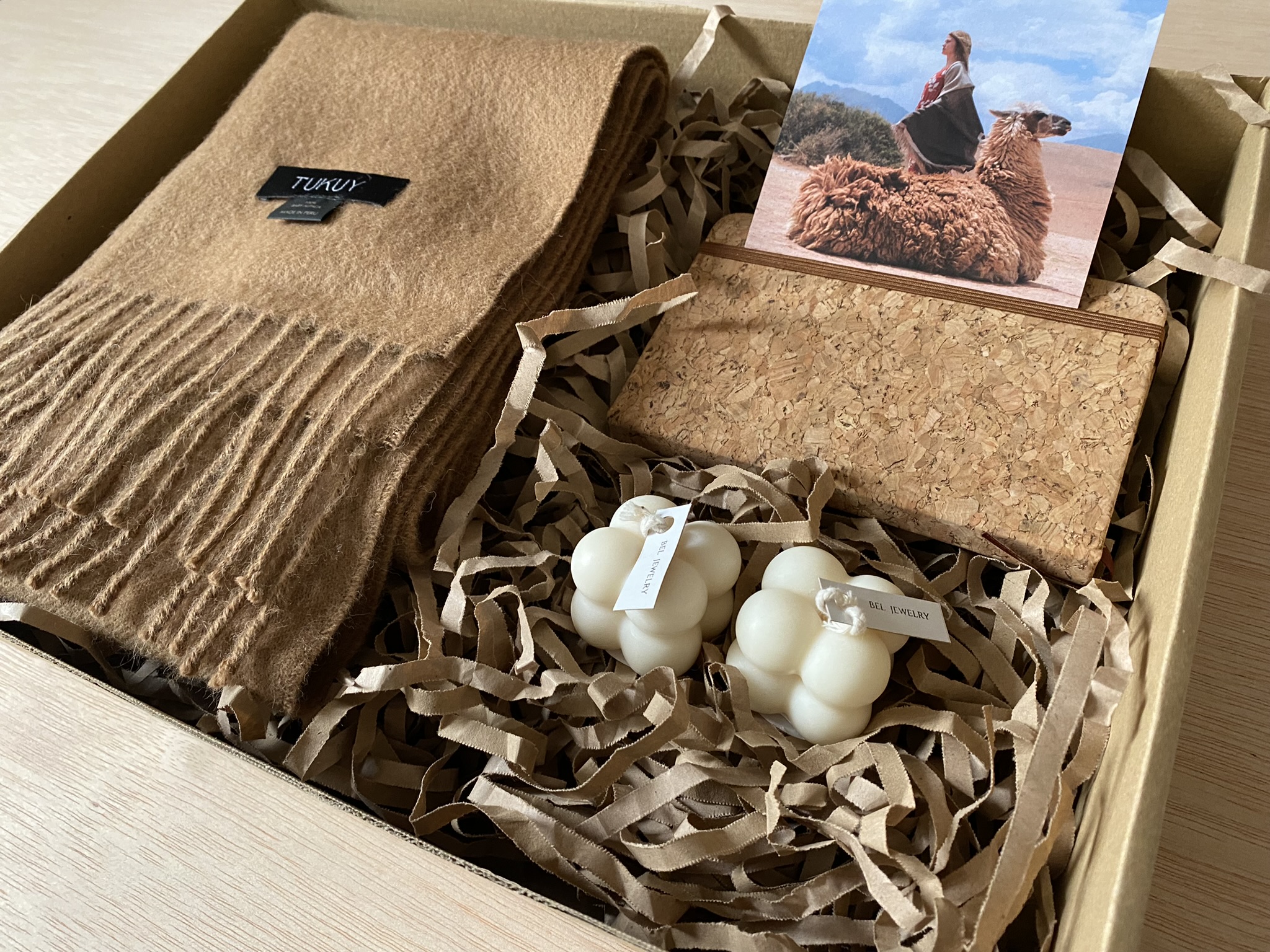 Caja regalo Panpa - Bufanda Alpaca color camel con vela y libro de notas: imagen 4