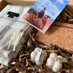 Caja Regalo Wayra - Bufanda Gris y Blanca con Vela y Libro de Notas: imagen 5