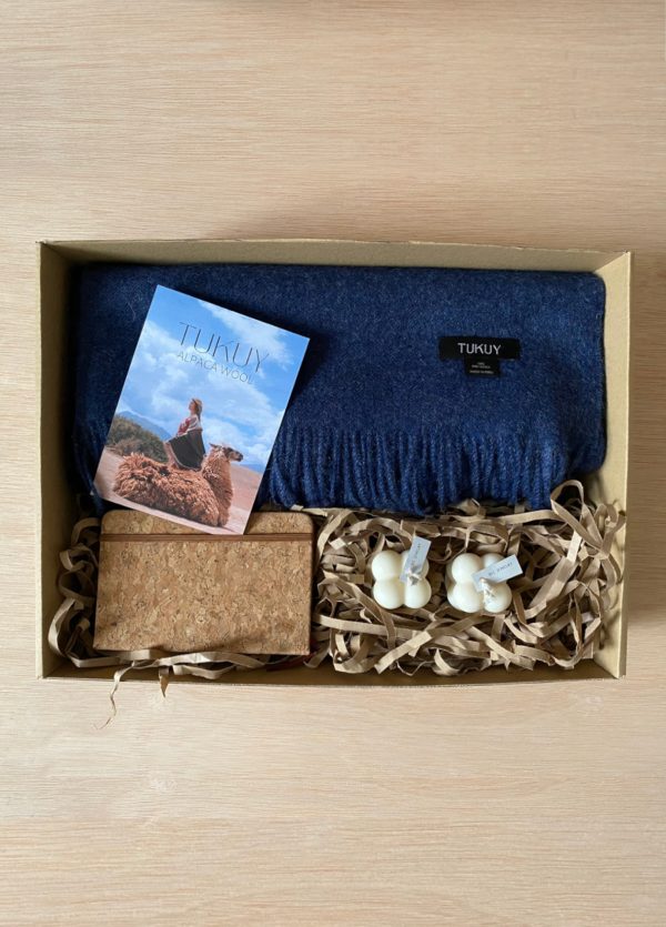 Yaku Gift Box - Blanket with Candle and Note Book