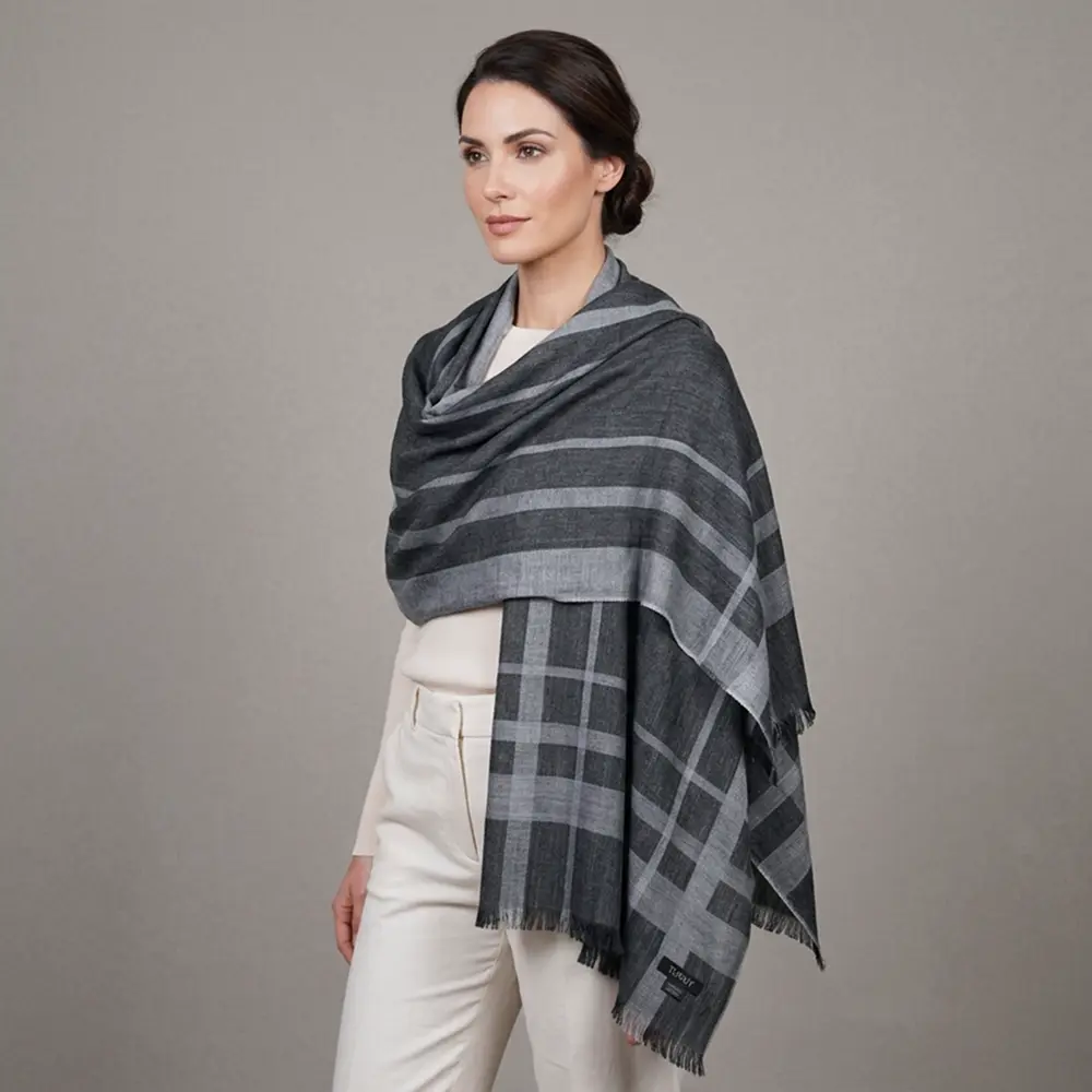 Tutapi - Chal Negro y Gris de Baby Alpaca y Seda