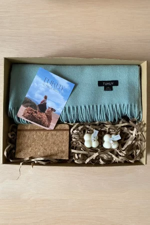 Gift box with an alpaca wool green blanket