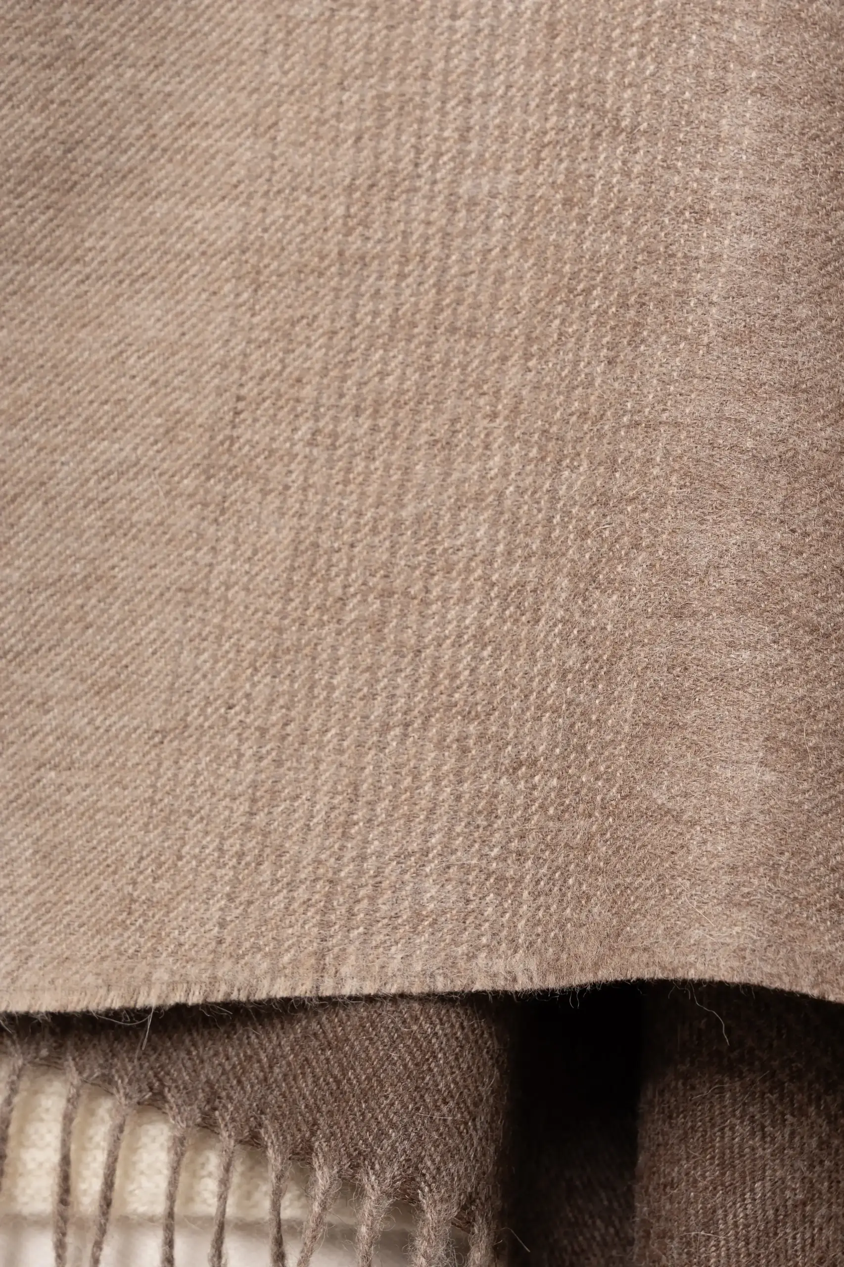 Close-up of soft beige baby alpaca wool shawl gradient – luxury made in Peru by Tukuy