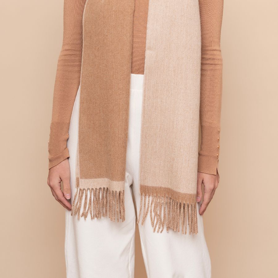 dona amb bufanda d'alpaca beix reversible de llana d'alpaca tukuy