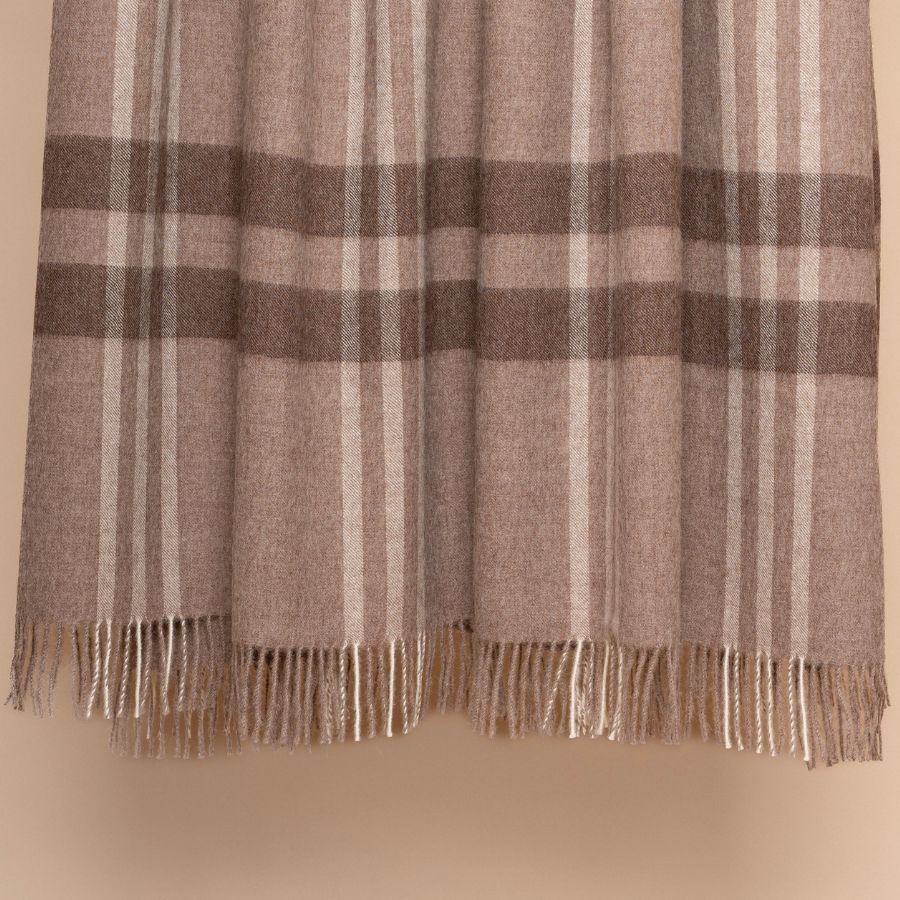 Manta de llana d'alpaca amb un patró de quadres marrons.