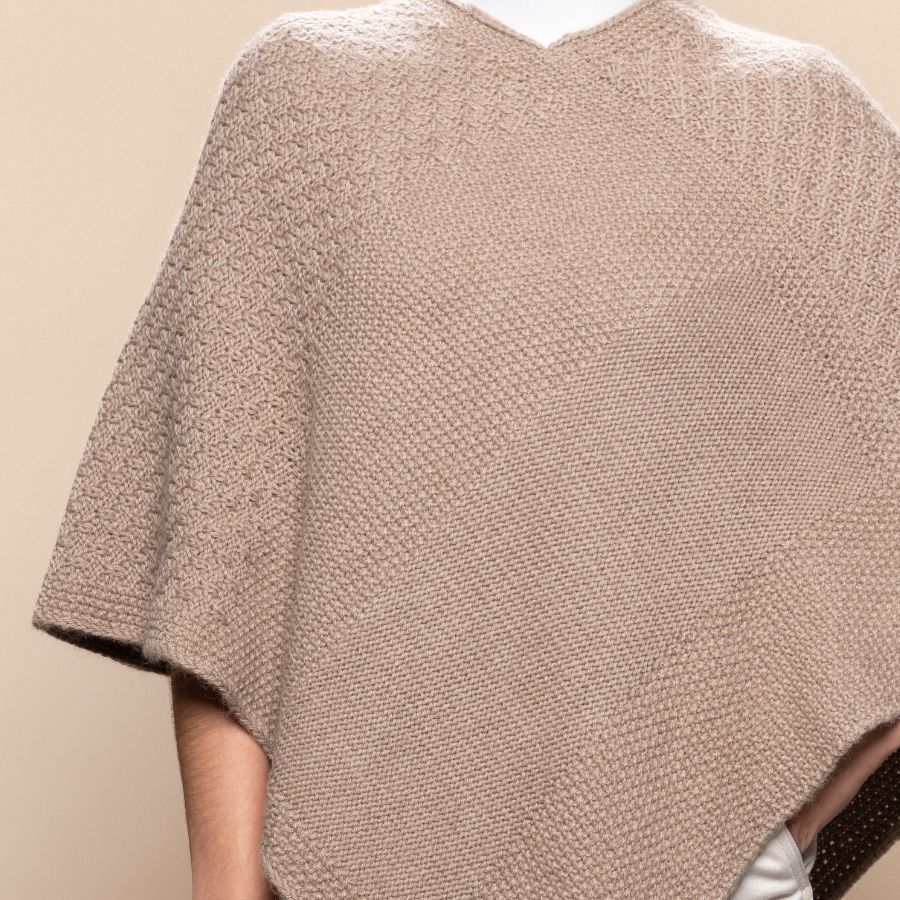 Dones amb ponxo d'alpaca beix mostrant els detalls de tukuy alpaca