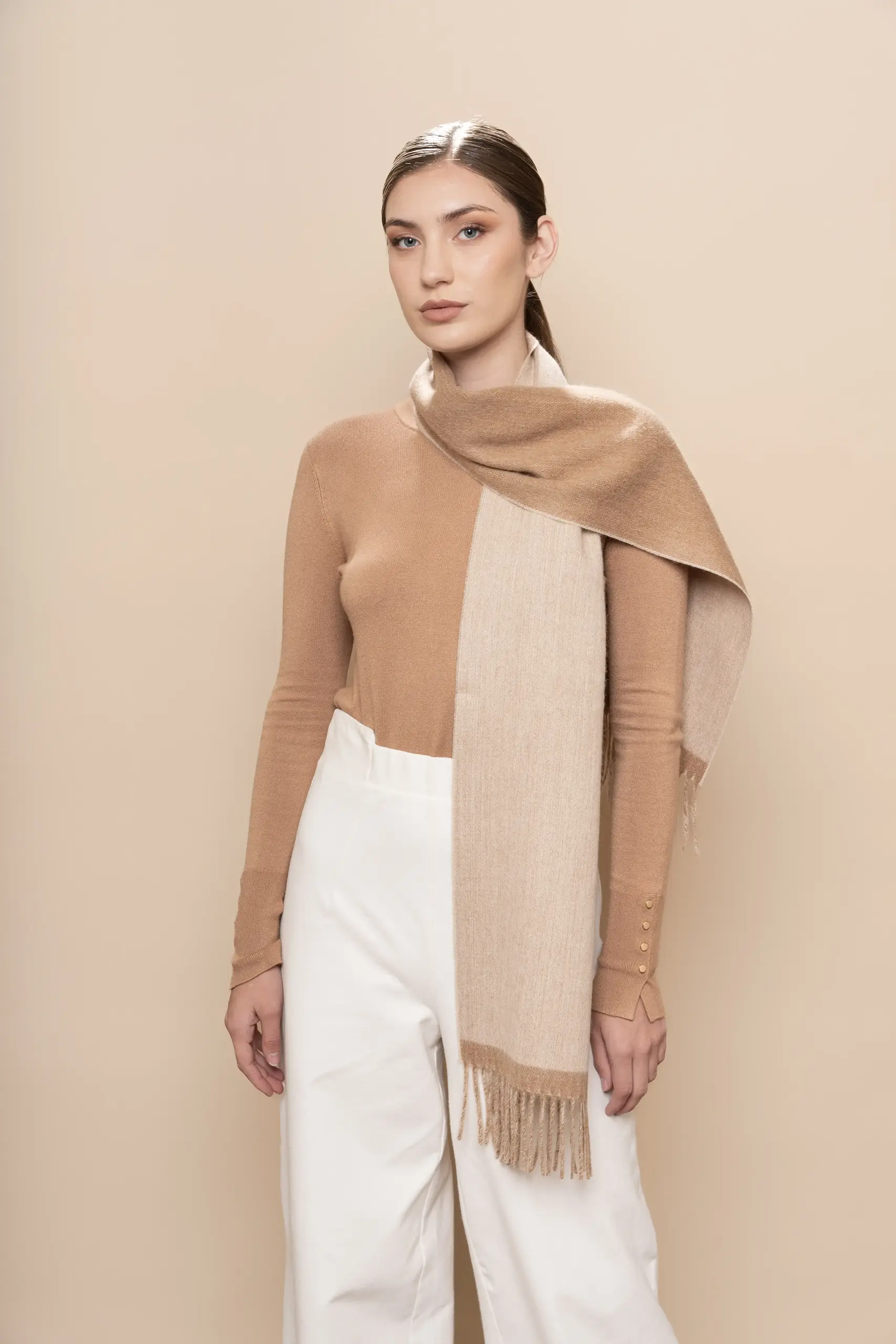 Wasi - Bufanda de Alpaca en Camel y Beige Reversible: imagen 2