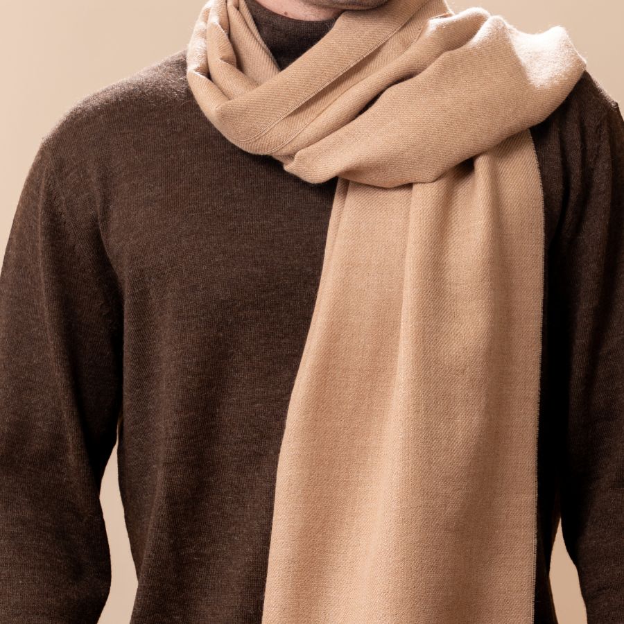 Herren mit Alpakaschal in Beige von tukuy alpaca Details