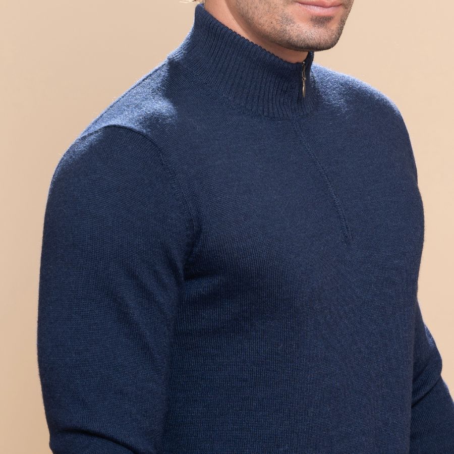 Home utilitzant un jersei de llana d'alpaca per a home en blau marí de tukuy.