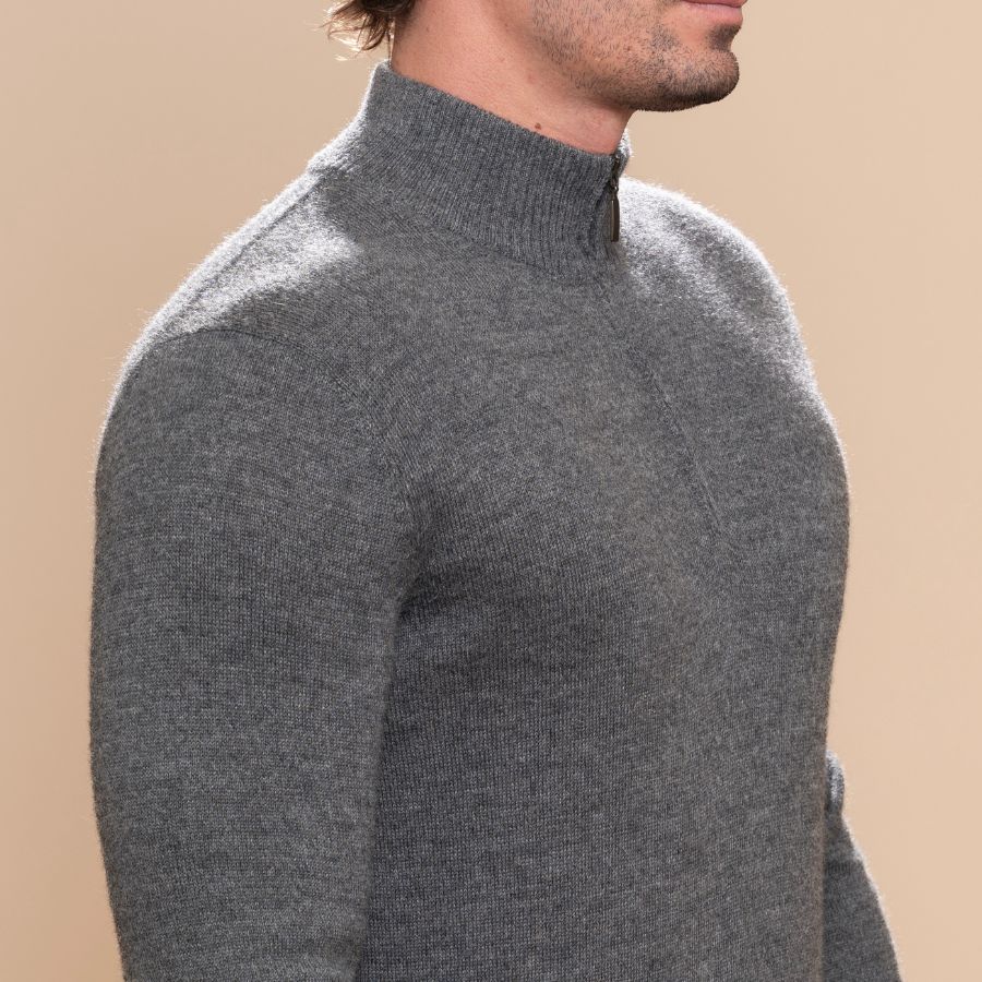 Home utilitzant un jersei de llana d'alpaca gris