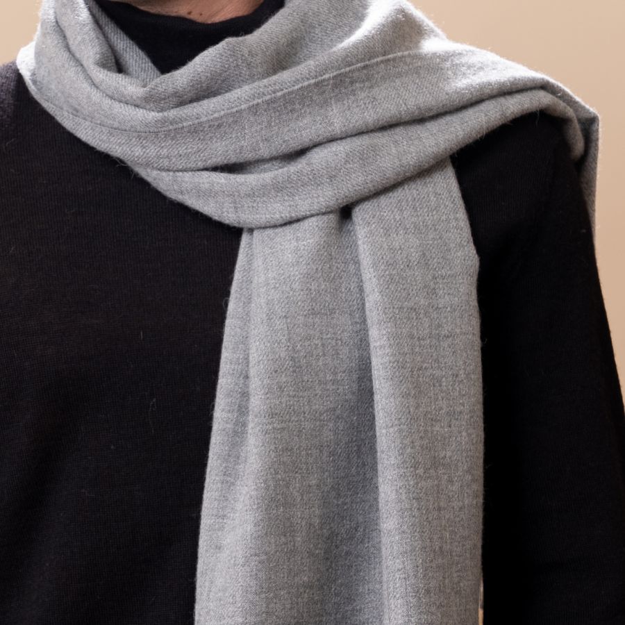 Homes amb un xal d'alpaca gris 100% llana de baby alpaca de tukuy, xal elegant com a bufanda gran