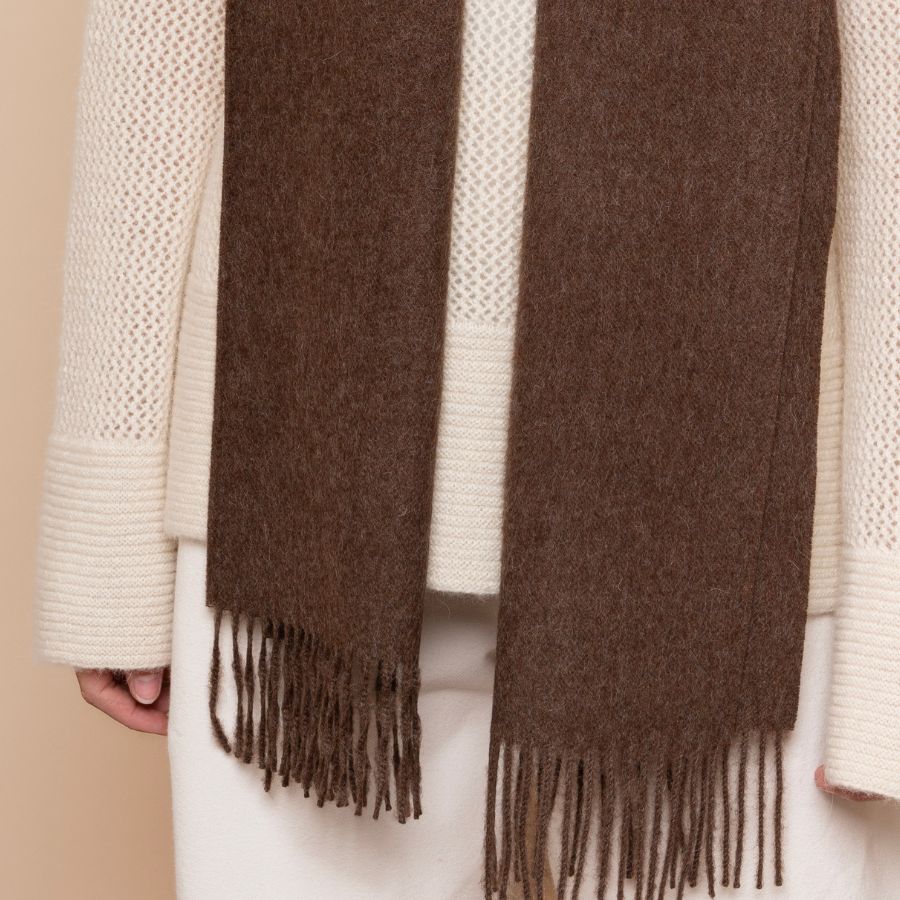 mujer con bufanda marrón de alpaca tukuy bufanda de lana de alpaca