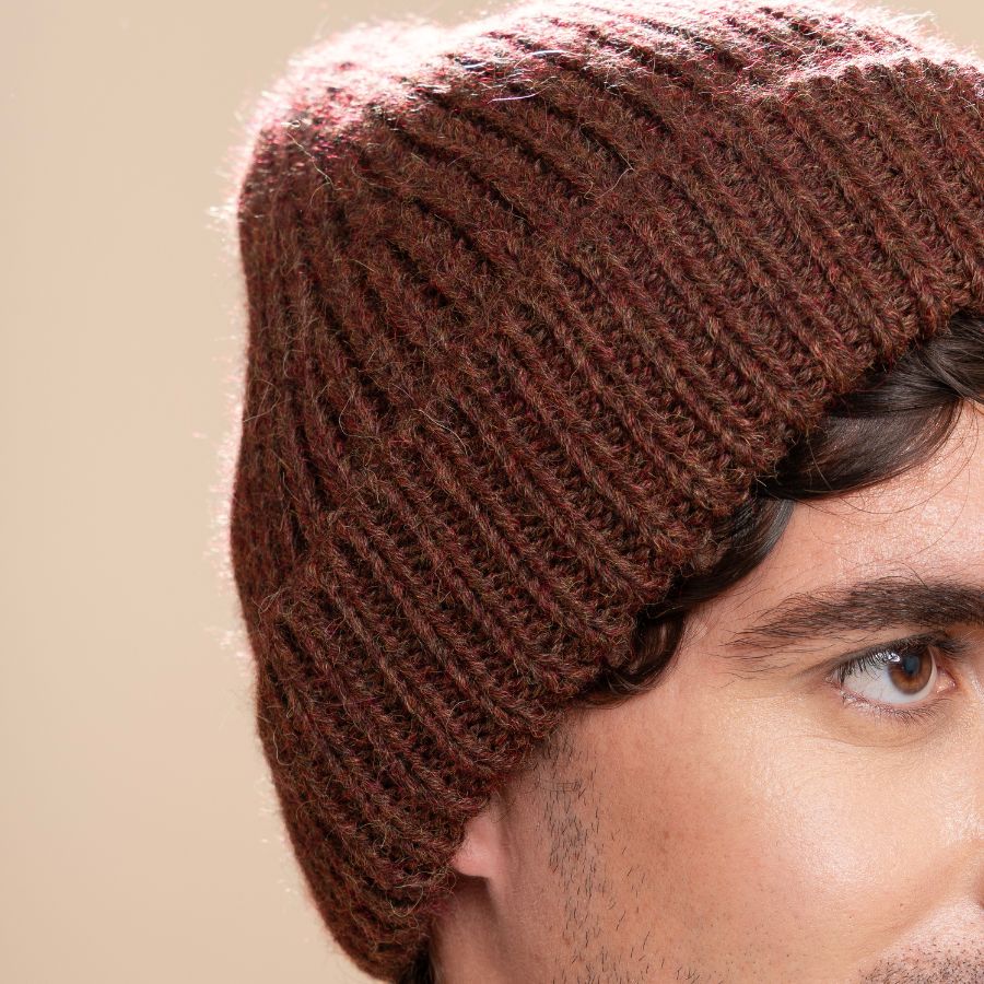 hombre con gorro de alpaca marrón de tukuy gorro de alpaca para hombre y mujer