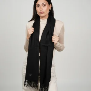 women wearing a black alpaca scarf, soft and made by Tukuy Brand