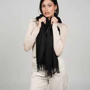 women wearing a black alpaca scarf made by Tukuy Brand