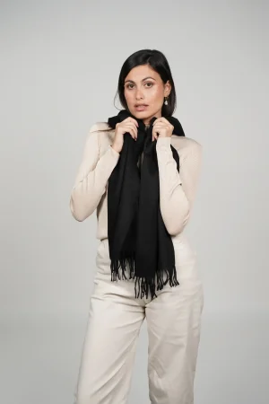 women wearing a black alpaca scarf made by Tukuy Brand