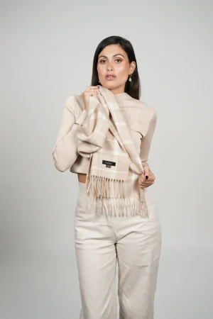 women showing a check scarf in beige and white, alpaca scarf made with 100% baby alpaca wool by Tukuy Brand