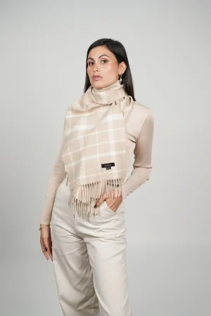 women wearing a luxurious check scarf in beige and white, alpaca scarf made with 100% baby alpaca wool by Tukuy Brand