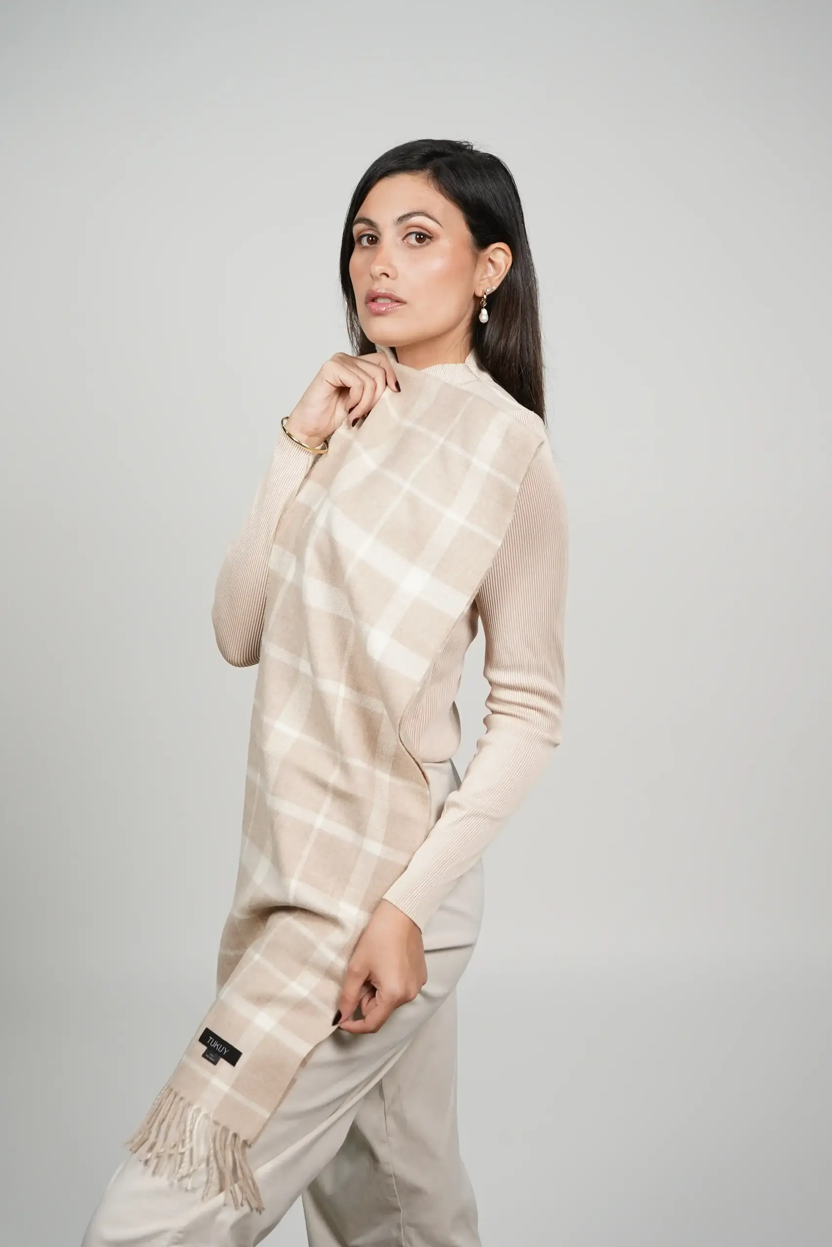 women showing a check scarf in beige and white, alpaca scarf made with 100% baby alpaca wool by Tukuy Brand