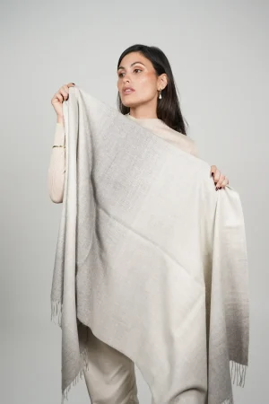 women showing an alpaca shawl in grey. elegant wool shawl in gray tones from natural alpaca wool by tukuy brand