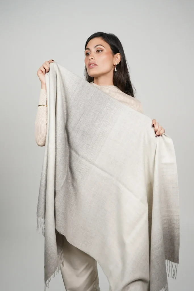 Dones mostrant un xal d'alpaca en gris. Elegant xal de llana en tons grisos de llana d'alpaca natural de la marca Tukuy. 
