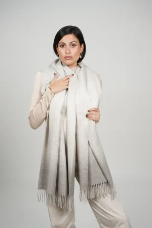 women wearing an alpaca shawl in grey. elegant wool shawl in gray tones from natural alpaca wool by tukuy brand