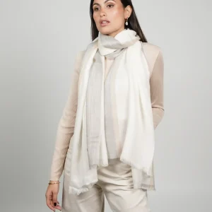 women wearing a white and gray alpaca shawl with silk. Alpaca and silk shawl made by Tukuy Brand