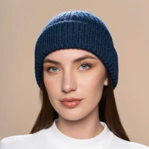 Frau trägt blaue Alpaka-Mütze