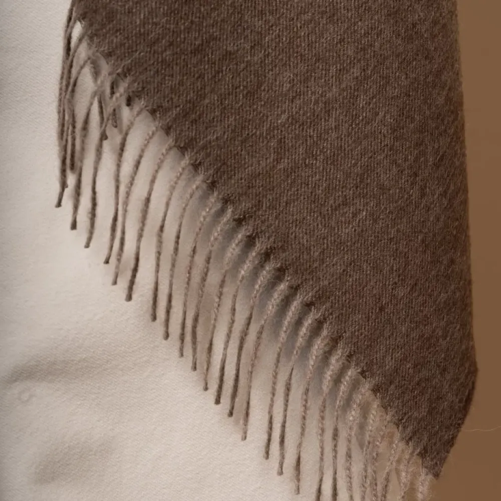 Alpaca shawl in brown details fringes