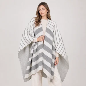 Dona amb un ponxo d'alpaca gris