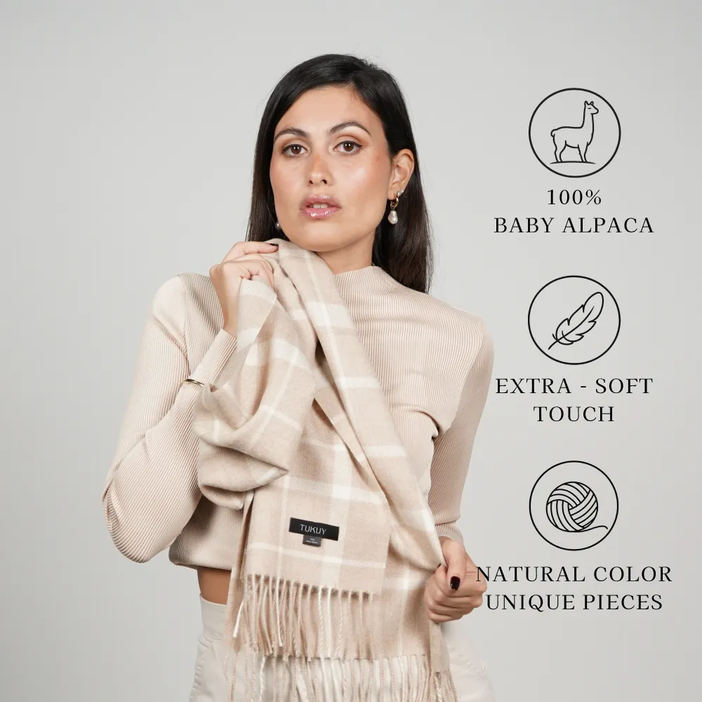 Modelo con bufanda de 100% baby alpaca a cuadros beige