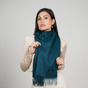 bufanda de baby alpaca verde anudada al cuello con un jersey crema