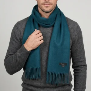 bufanda de baby alpaca verde con hombre y jersey gris