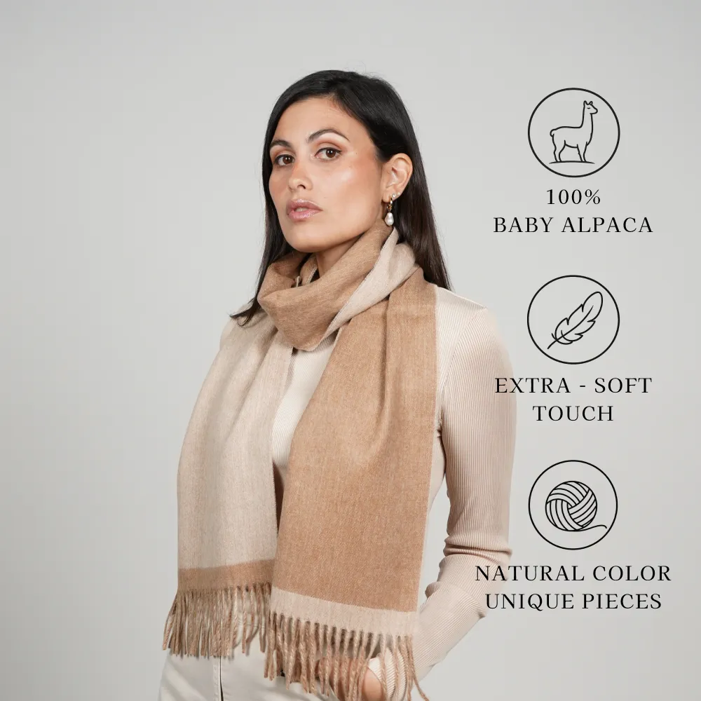 Modelo con bufanda reversible de 100% baby alpaca en color camel y beige