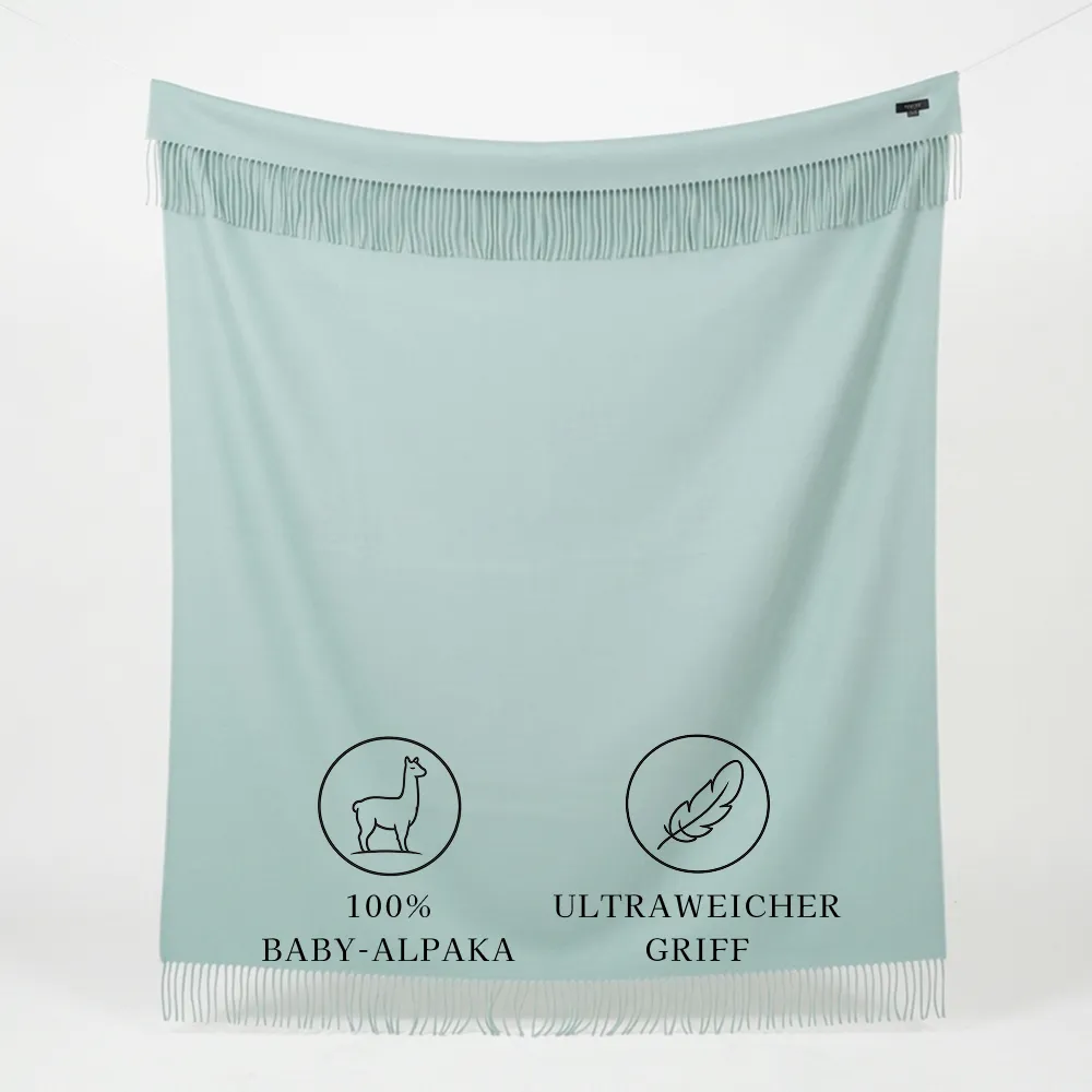 Alpaka-Decke in Pastellgrün mit hängenden Fransen, die ihre volle Größe und weiche Textur zeigt