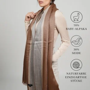 Model trägt ein braunes Alpaka-Tuch aus 70% Baby-Alpaka und 30% Seide; Naturfarbe, Einzelstücke