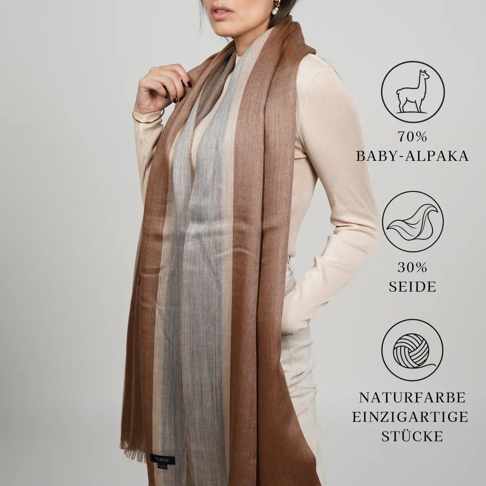 Model trägt ein braunes Alpaka-Tuch aus 70% Baby-Alpaka und 30% Seide; Naturfarbe, Einzelstücke