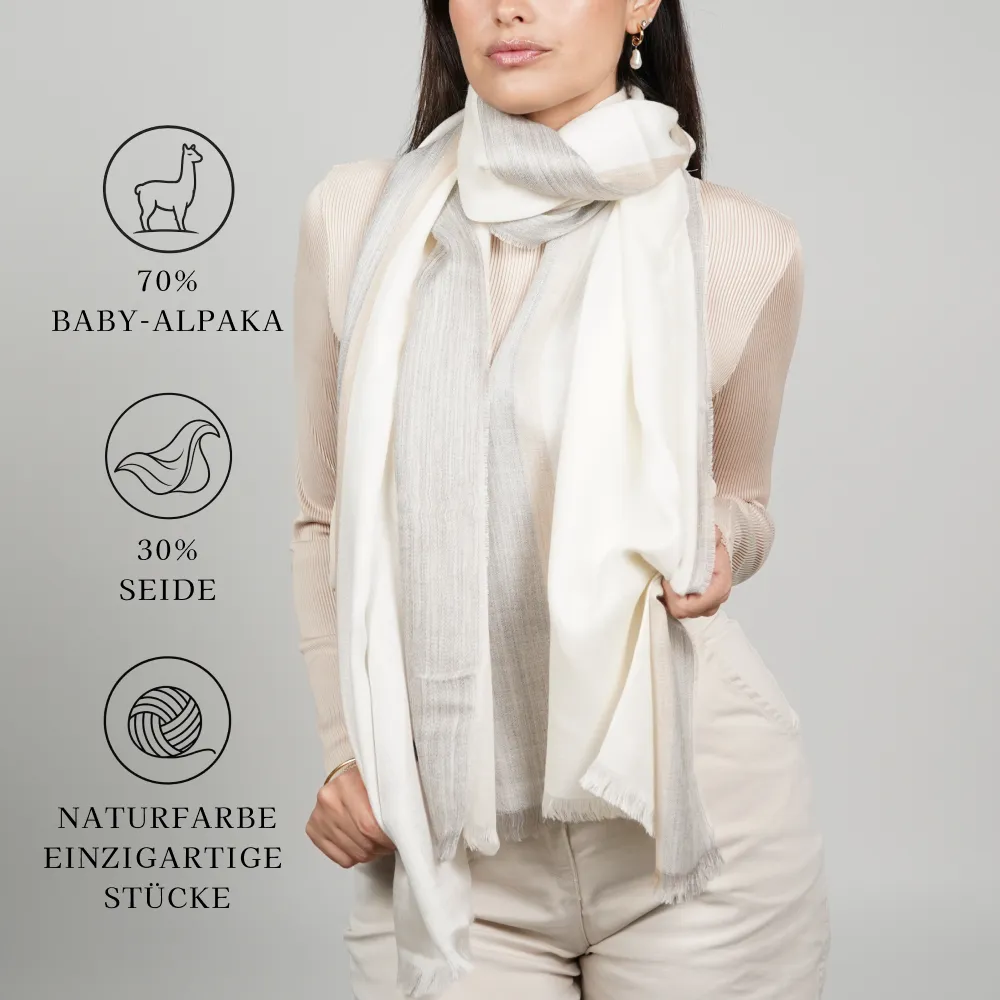 Model trägt ein weißes Alpaka-Tuch aus 70% Baby-Alpaka und 30% Seide; Naturfarbe, Einzelstücke