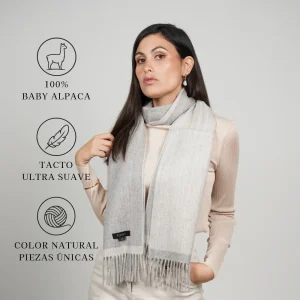 Modelo con bufanda reversible de 100% baby alpaca gris